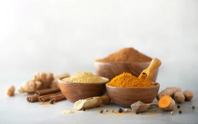 فواید ادویه کاری و آسیبهایی که برای سلامت بدن دارد + مواد ادویه کاری