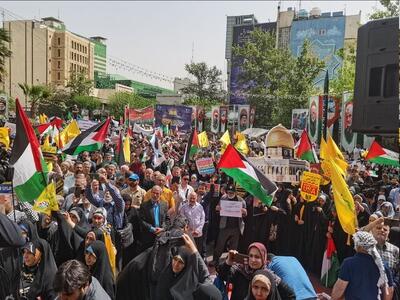 نمایش تصاویر شهیدان یحیی السنوار، شهید مغنیه، حاج قاسم سلیمانی و... در اجتماع مردمی تهران + ویدئو | آتش زدن پرچم اسرائیل