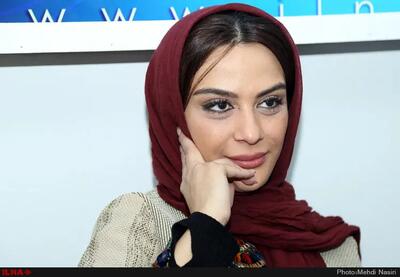 ویدیوی وایرال شده از فاتحه خواندن مونا فرجاد