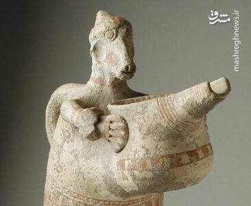 ظرف سفالی به شکل ترکیبی از پیکره انسان و حیوان+ عکس