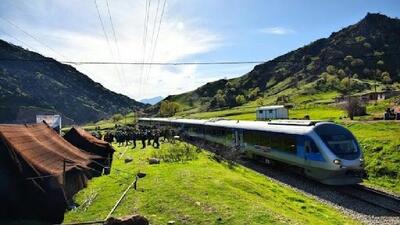 یک قطار در مسیر یک جهان زیبایی در دورود لرستان + فیلم