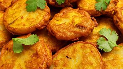 طرز تهیه پکوره کچالو یک غذای خوشمزه هندی با سیب زمینی