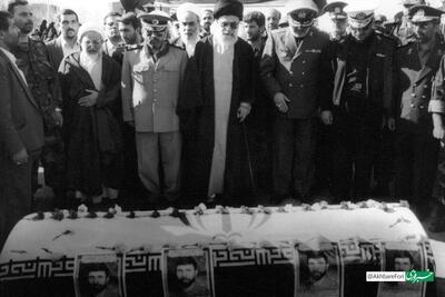 عکس/ رهبر انقلاب در کنار پیکر شهید صیاد شیرازی ۲۶ سال پیش | اقتصاد24