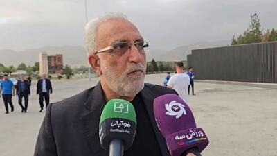 حضور حسین فرکی رییس هیات مدیره فولاد در ورزشگاه برای بازی با استقلال