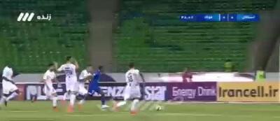 مهاجم استقلال بین دو مدافع فولاد ساندویچ شد