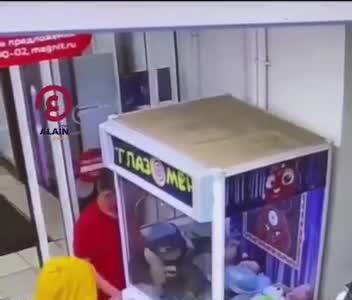 سرقت  دو کودک از یک دستگاه بازی