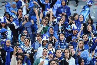 حضور بانوان استقلالی روی سکوهای ورزشگاه آزادی برای بازی استقلال و فولاد | 21 فروردین 1404