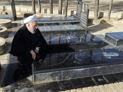 حضور حسن روحانی بر سر مزار والدین خود