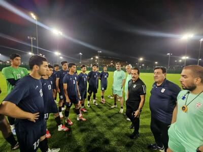 فریاد  برای ایران می‌جنگیم  در تمرین نوجوانان پیش از بازی با تاجیکستان - پارس فوتبال