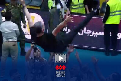 شادی بهروز عطایی و شاگردانش پس از قهرمانی تیم والیبال فولاد سیرجان - پارس فوتبال