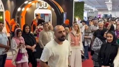 فیلم آواز باشکوه و احساسی  پسر حنجره طلا وسط پاساژ ! /  فقط اونی که واسش میکروفون آورد !