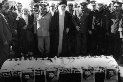 تصویری از حضور رهبر انقلاب در کنار پیکر شهید صیاد شیرازی