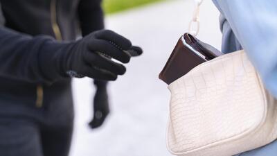 ساکنان کرج شناسایی کنید! این زن متهم سرقت موبایل است+ عکس