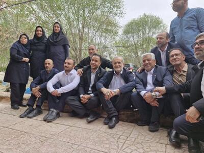 عکس/ تصویر یادگاری خودمانی دکتر پزشکیان در انتهای یک روز کاری