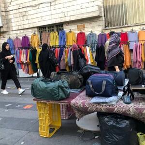 خلاقیت خنده دار دستفروش آبادانی برای کشاندن مشتری به مغازه
