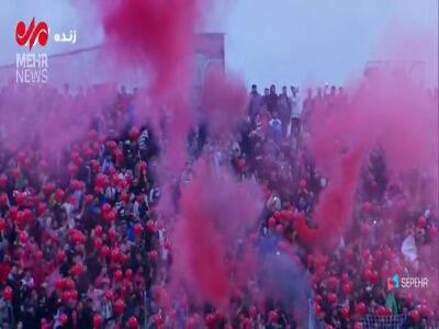 آتش‌بازی هواداران نساجی روی سکوهای ورزشگاه وطنی قائمشهر