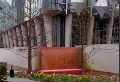 ببینید / رنگ خون گرفتن آب‌نمای سفارت امریکا در بریتانیا