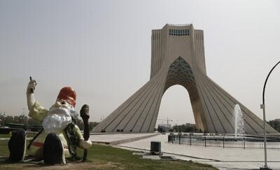 تصاویر؛ نمادهای بهاری در میدان آزادی