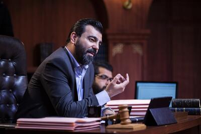 بهزاد خلج بازیگر آقای قاضی در کنار پدر و مادر خوشتیپ و باکلاسش