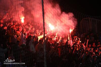 جنگ روانی هواداران نساجی مقابل پرسپولیس با دود +فیلم - پارس فوتبال