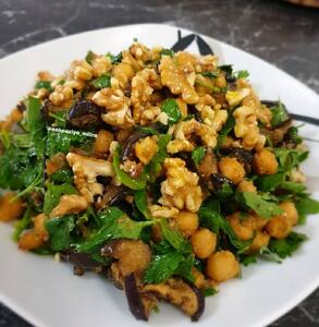 طرز تهیه سالاد بادمجون و نخود خوشمزه که هر کسی نمیدونه! - آینه فردا
