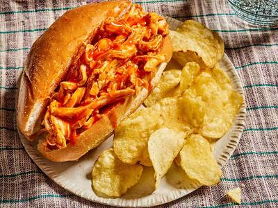 ساندویچ خوراک مرغ یه غذای تند و تیز و راحت