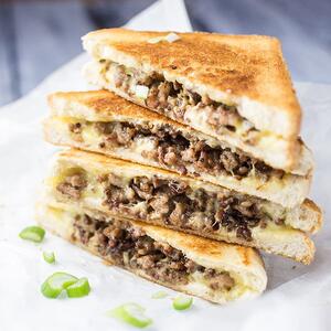 ساندویچ گوشت و قارچ یک شام خوشمزه