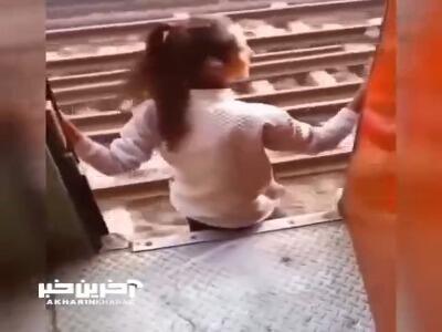 پیاده شدن عجیب یک دختر هندی از قطار در حال حرکت