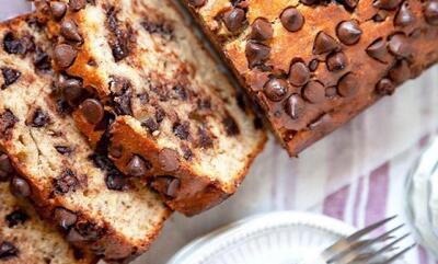 طرز تهیه کیک با شکلات چیپسی