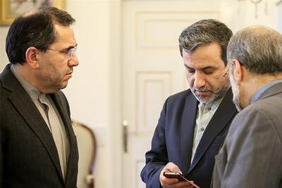 ورود عراقچی و ویتکاف به مسقط / تخت روانچی، غریب‌آبادی و بقایی، همراهان عراقچی در مذاکره با آمریکا / عراقچی پیش از شروع گفت‌وگوها، با وزیر خارجه عمان رایزنی می‌کند / احتمالا گفت‌و‌گو‌ها در یک محل ولی در اتاق‌های جداگانه و به صورت مکتوب برگزار می‌شود