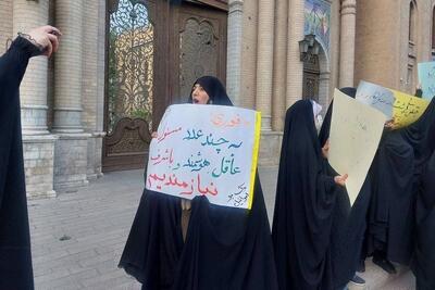 کمپین  ممانعت از مذاکره ایران با آمریکا جلوی ساختمان وزارت خارجه