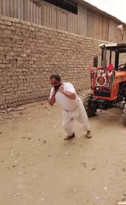 سوپرمن مصری تراکتور عظیمی را با بدن خود کشید!