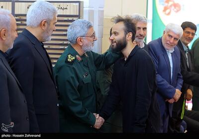 عکس/ گفتگوی سردار قاآنی با فرزند حاج قاسم