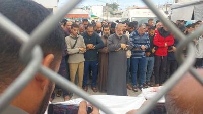 عکس/ نماز پدر فلسطینی بر پیکر شش پسرش!