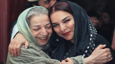 تصویر | در آغوش گرفتن تهمینه میلانی و مرضیه برومند پس از تماشای فیلم «رها» در موزه | گلی شی