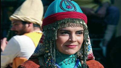 سکانس روز | چهره جنجالی و عجیب نازنین فراهانی با استایلی خاص | گلی شی