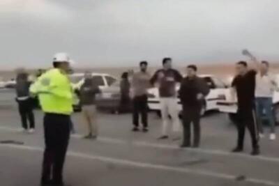 فیلم/ گفتگو با پلیسی که رانندگان را برای ورزش کردن پیاده می‌کرد!