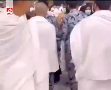 لحظه دستگیری بانویی در مسجدالحرام با پرچم فلسطین