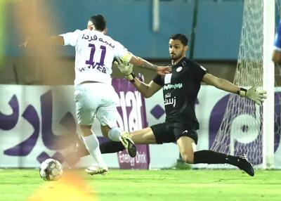 مصدومیت احمد گوهری گلر استقلال خوزستان در دیدار با هوادار در لیگ برتر