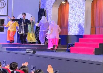 آواز شاد؛ رقص و اطوار ناصرالدین شاه صحنه تئاتر رو به آتیش میکشونه چه هماهنگ رقص میرن