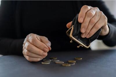 چگونه بدون پول هم احساس ارزشمندی کنیم؟ - آینه فردا