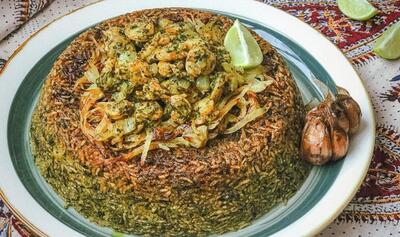 ته‌انداز مرغ با سس پستو؛ پلو مخلوط با طعم ویژه