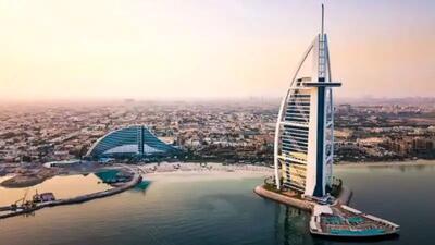 پرواز یک هواپیما از طبقه 56 برج مشهور دبی
