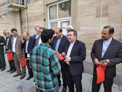 ۱۳ زندانی با حمایت دستگاه قضایی و کمک خیرین از زندان نهاوند آزاد شدند