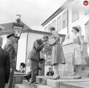 عکس/ ژست محمدرضا پهلوی ۶۶ سال پیش در حال بوسیدن دست ملکه دانمارک | اقتصاد24