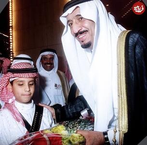 عکس/ محمد بن سلمان ولیعهد عربستان در ۱۱ سالگی در کنار پدرش | اقتصاد24