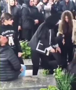 گریه سوزناک ابوالفضل جلالی در مراسم خاکسپاری مادربزرگش