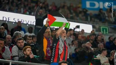 پرچم فلسطین و ایران در دستان تماشاگران تیم اتلتیکو بیلبائوی اسپانیا