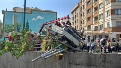 فیلم/ واژگونی مرگبار خودروی حامل کپسول‌های گاز مایع در جنوب تهران