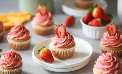 طرز تهیه کاپ کیک توت‌ فرنگی خانگی؛ با پف زیاد